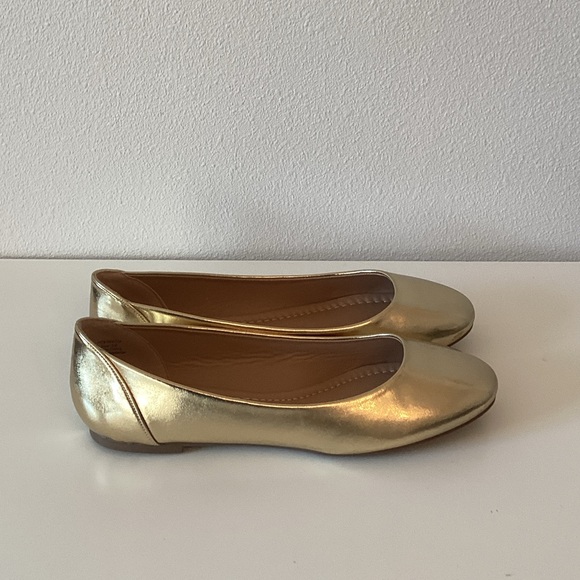 New WB Journee Collection Elegant Gold Women's Flats - Picture 4 of 5